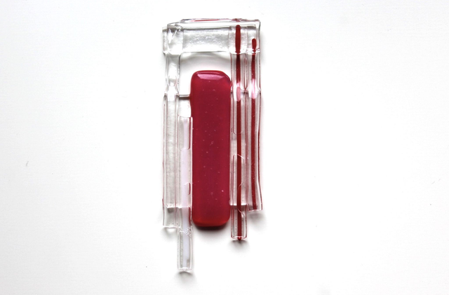 o7 Schmuckanhänger aus Glas , Farbakzent Himbeere mit leichtem Opalglas-Schimmer . 4 x 10,5 cm