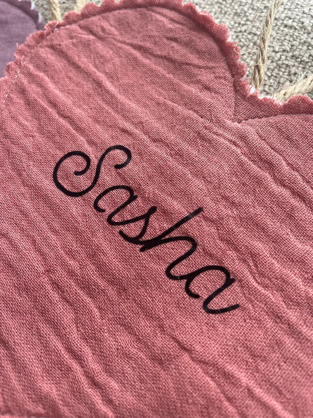 Cœur personnalisé en tissus. Décoration murale avec prénom/mot