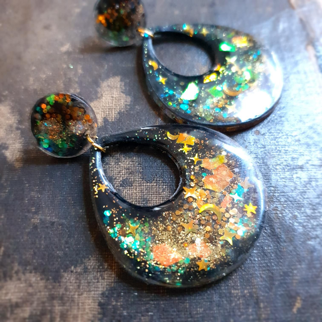 Grandes boucles GAÏA stardust, effet opale noire 