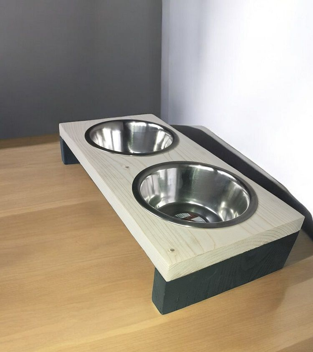 Miski na drewnianym stojaku dla psa kota