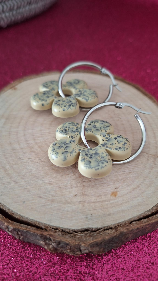 Créoles argentées fleurs beige et paillettes noires