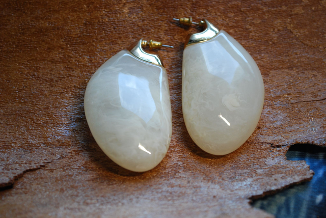 Boucles d'oreille en résine blanche