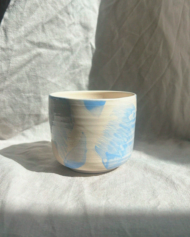 Tasse à pied - coups de pinceau bleu