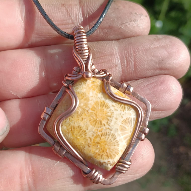 Pendentif cuivre et corail