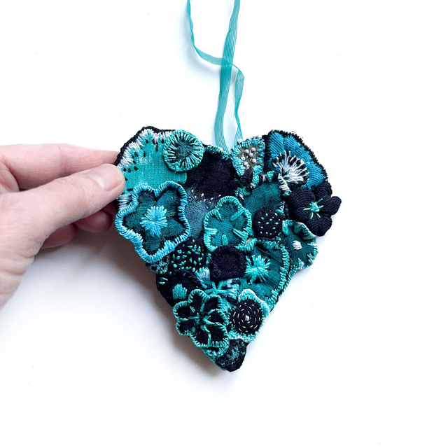 Cœur mural multi-fleurs brodé main, ex-voto cœur floral