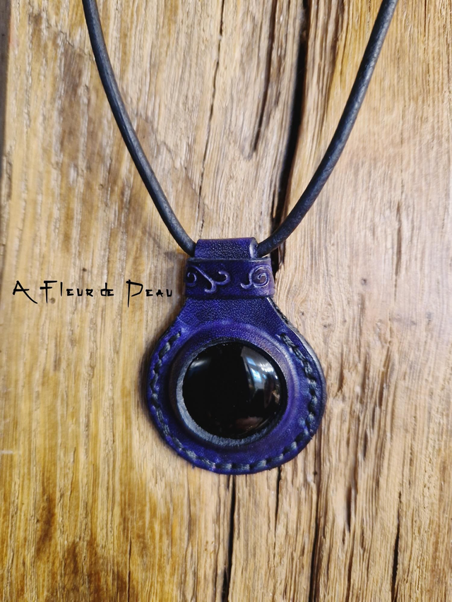 Collier en cuir et pierre Onyx