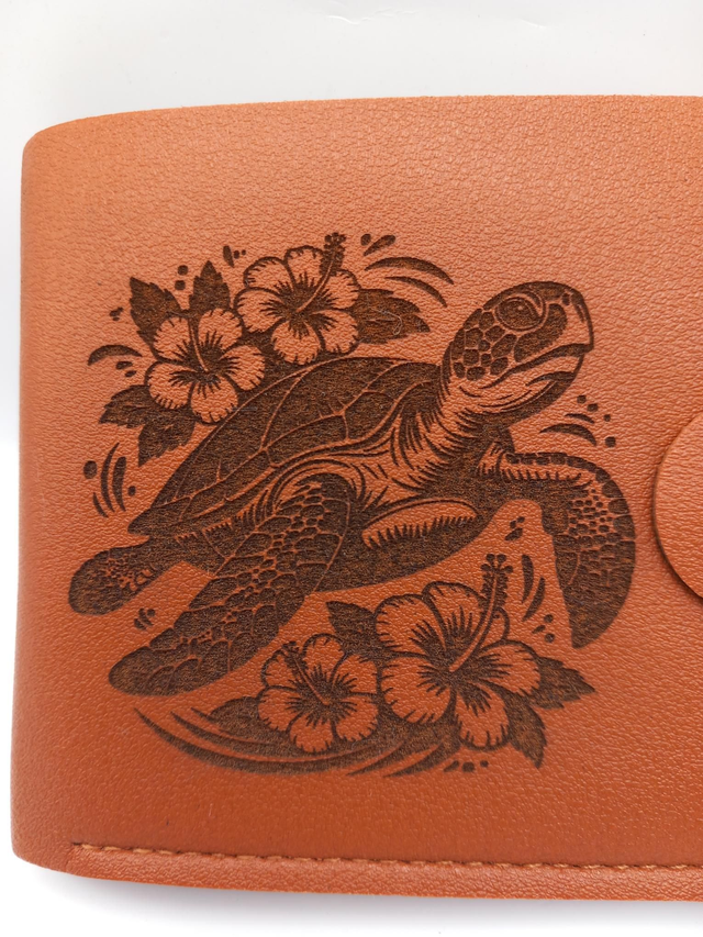 Porte feuille gravé tortue marine 