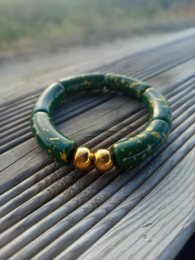 Bracelet perles tubes incurvées acryliques tâchetées Khazaana vert foncé