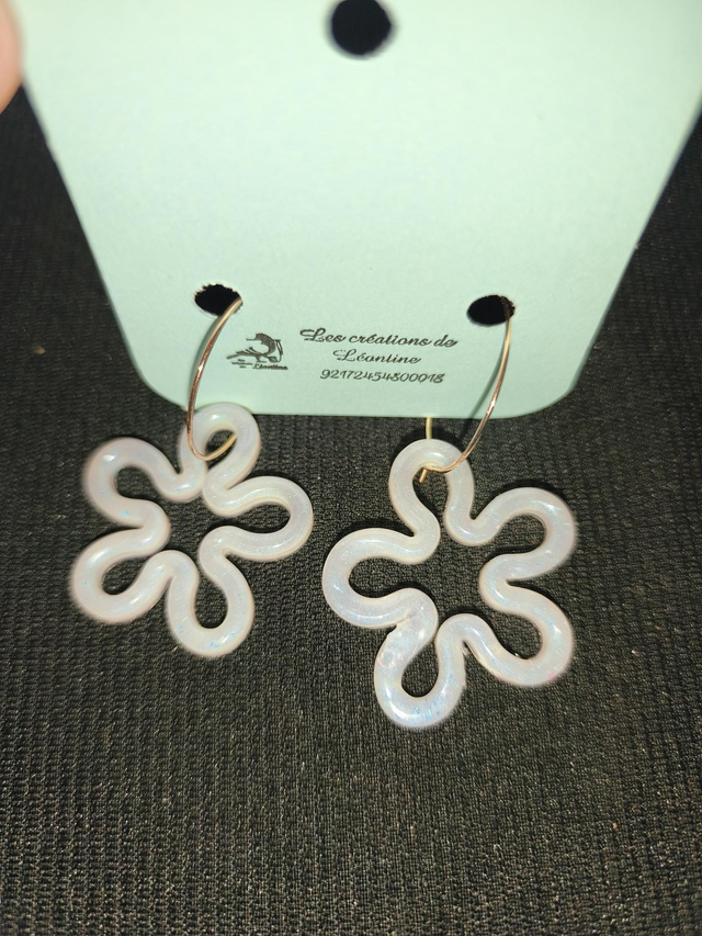 Créoles petites fleurs nacré 