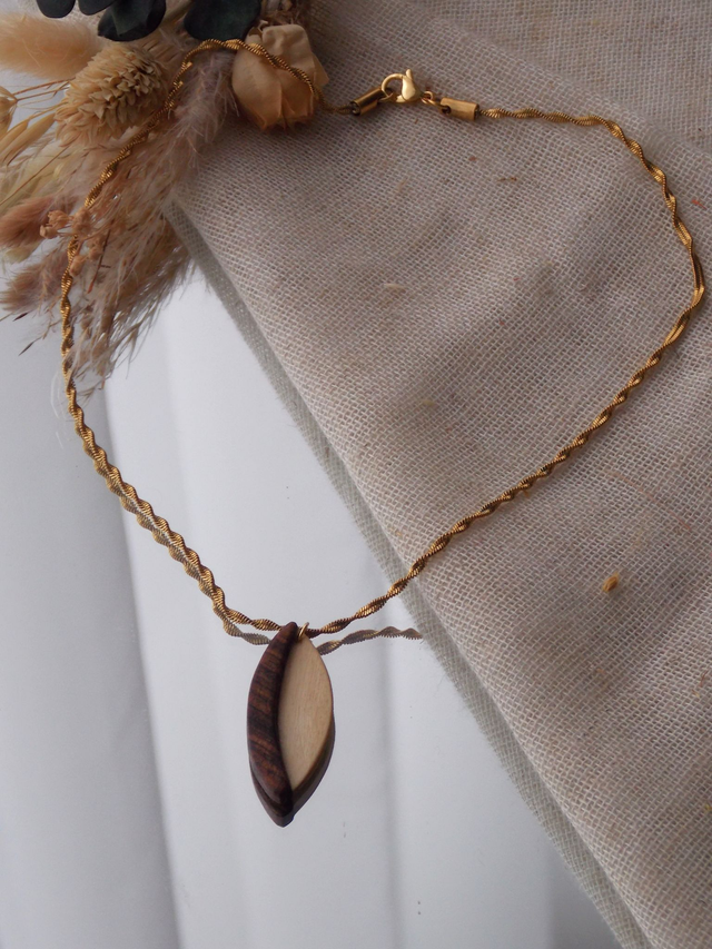 Collier en bois de noyer et pin | création unique iséroise