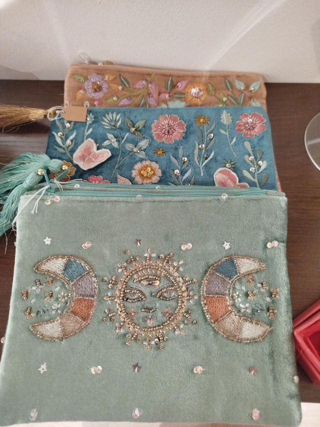 👜 Pochettes brodées – Esprit bohème & magique ✨