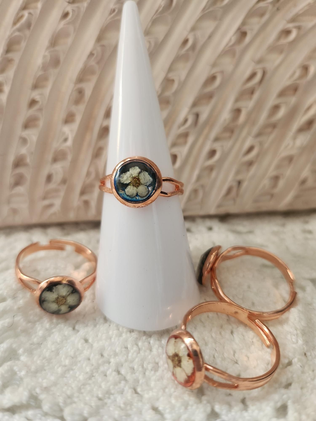 Bague cuivre fleur de spirée  fond bleu