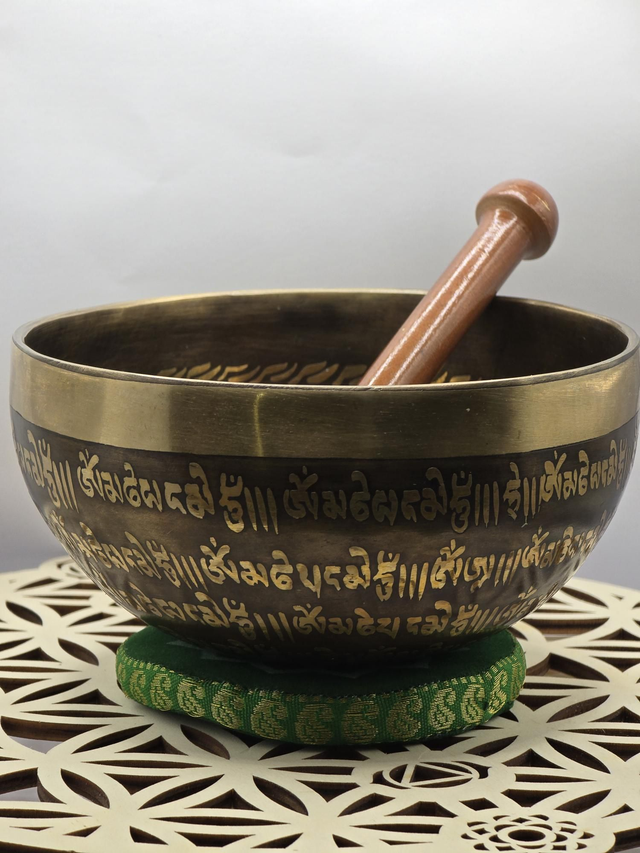 Bol tibetain gravé à la main 14/15 cm 