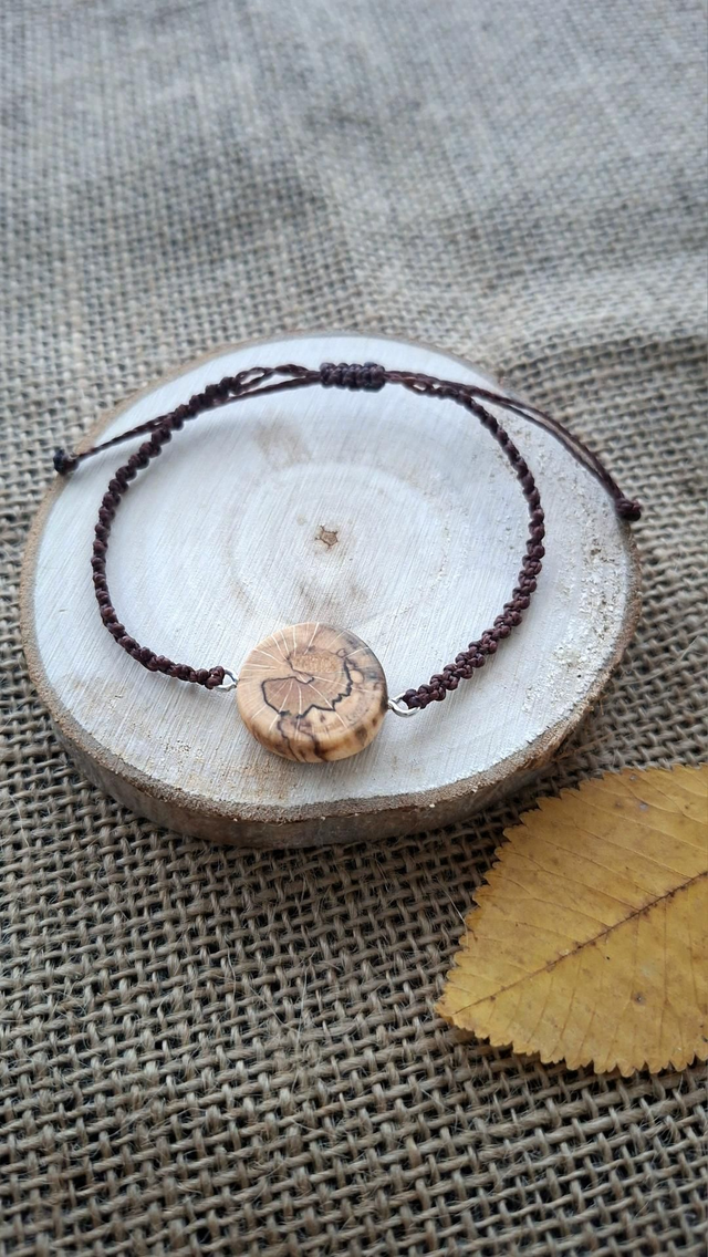 Natürliches Armband handgeknüpft mit Holzdetail