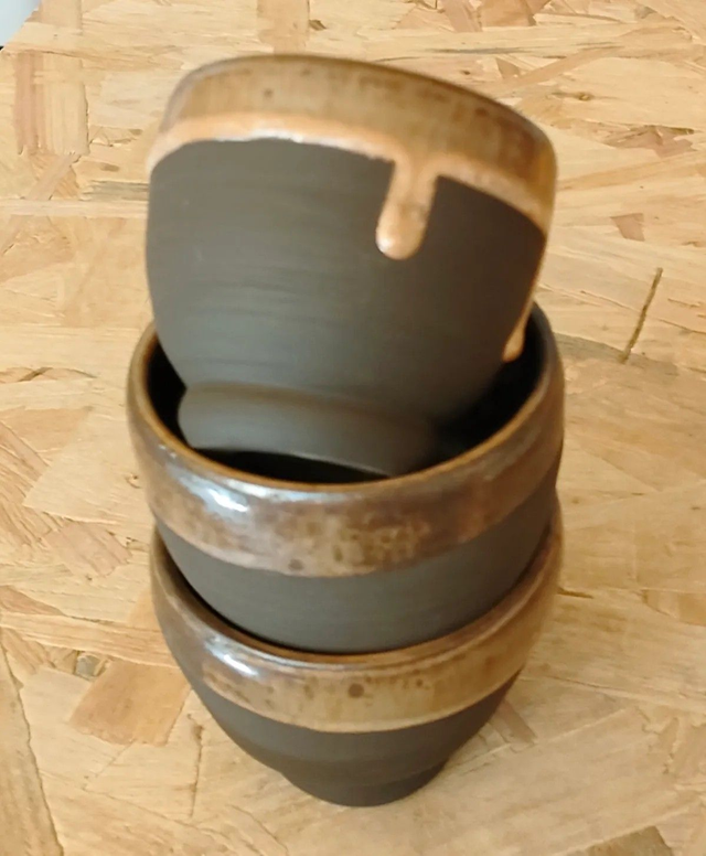 Petits bols sombres à bord émaillé