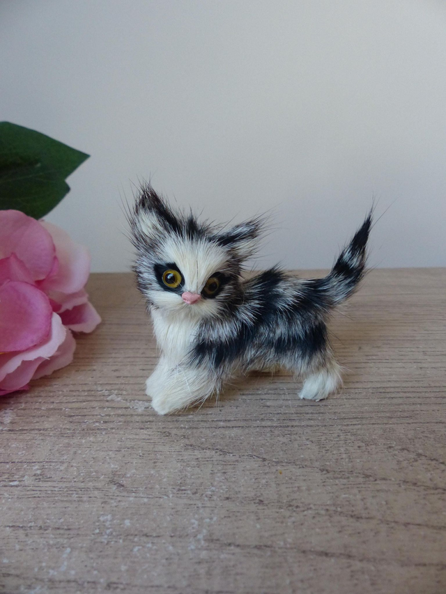 Figurine de chat réaliste vintage en fausse fourrure, chaton poilu avec une patte levée, cadeau collection chats faux poils décor maison
