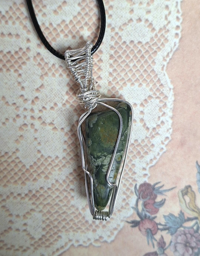 Green jasper necklace (b grade)