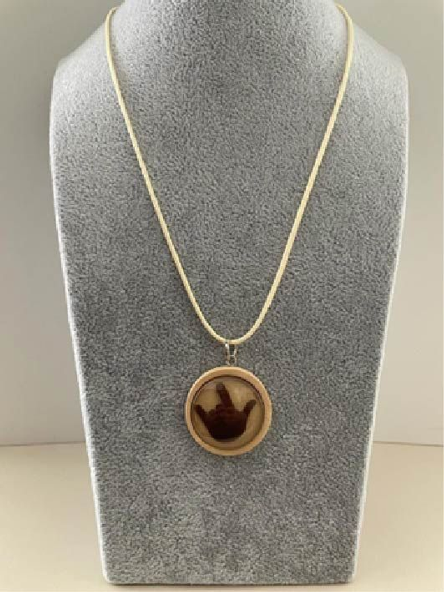 Halskette mit Anhänger „ILY“-Handform, Naturholz