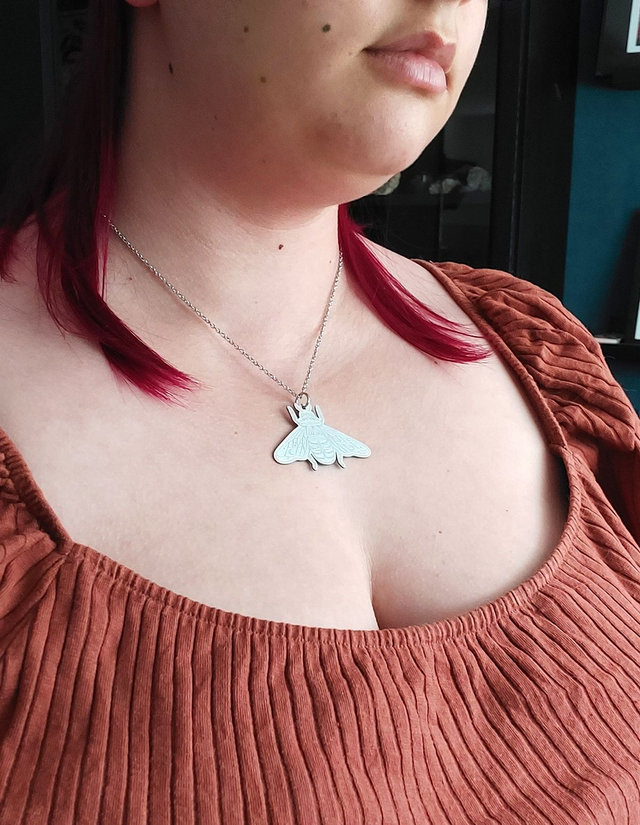 L'abeille charpentière - Collier insecte stellaire en métal gravé