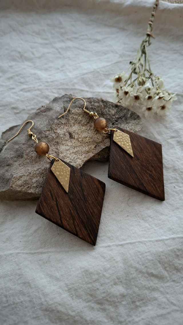 Zauberhafte Holzohrringe mit Perle