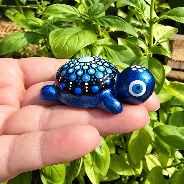 Petite tortue décorative – Mandala bleu métallisé & turquoise peint à la main