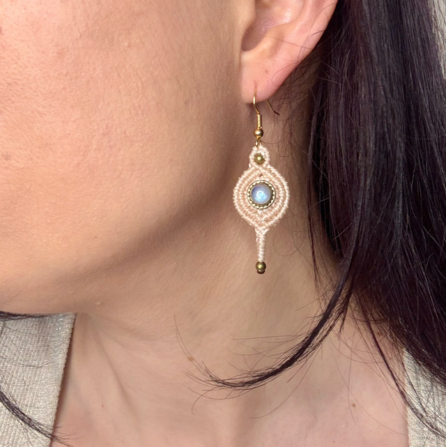 Luna - Boucles d’oreilles micro-macramé et pierre de lune / Collection Céleste