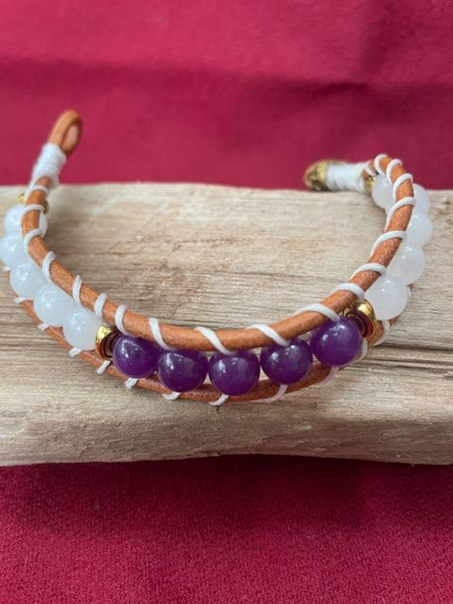 Bracelet en cuir composé de pierres naturelles ,pierres de lune et améthyste 