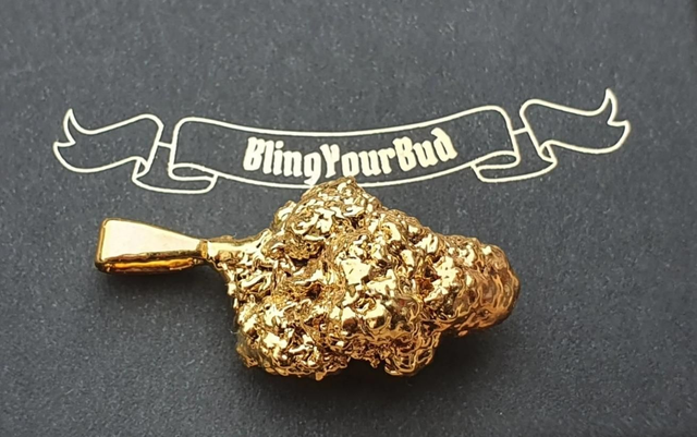 Blunt
 -   Say less.
Shaped like a fat roll and plated in 24k gold, this is your flex wrapped in elegance. A smooth operator—clean, iconic, and unmistakable.
No smoke. Just gold.