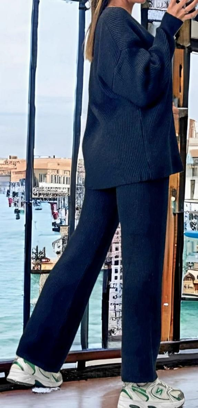 Ensemble Pull noir col V et pantalon Palazzo