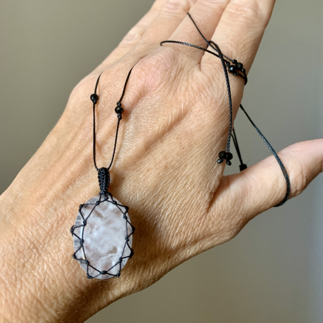 Collier, Cristal de Roche naturel, micro-macramé 