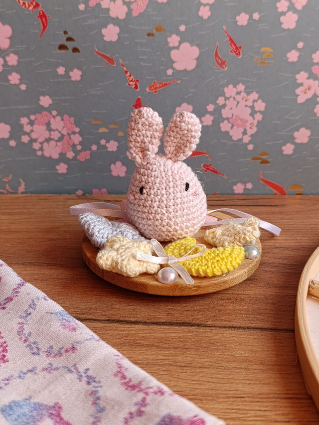 Kawaii Hase mit Sternen auf Bambus 