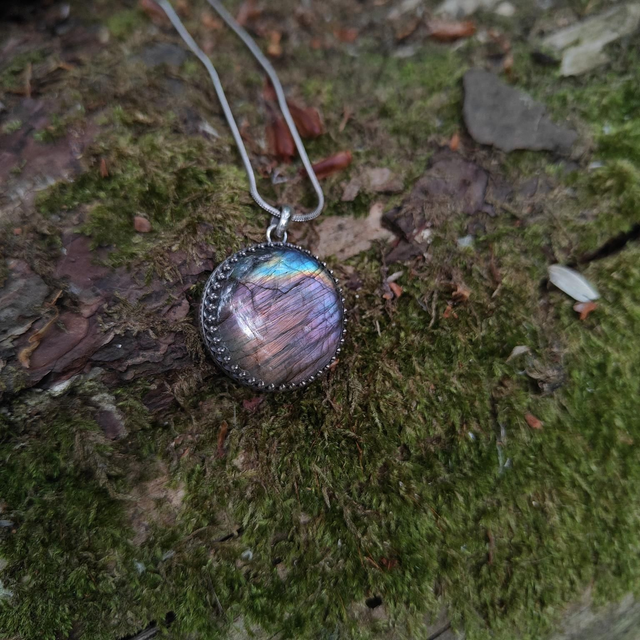 Pendentif Rond en Argent Massif et Labradorite Violette