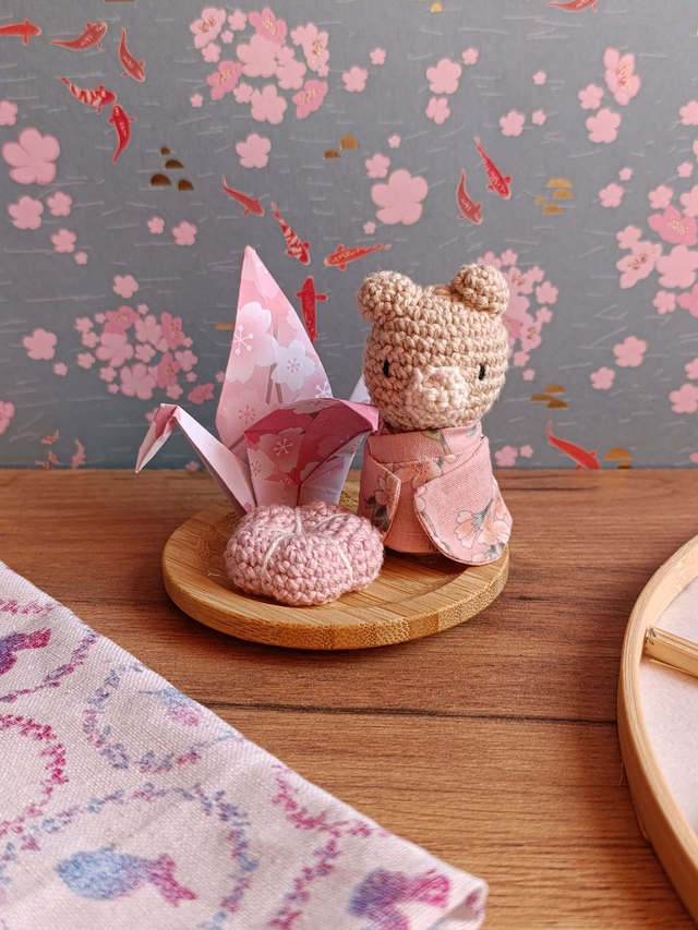 Kimono Bär mit Origami auf Bambus