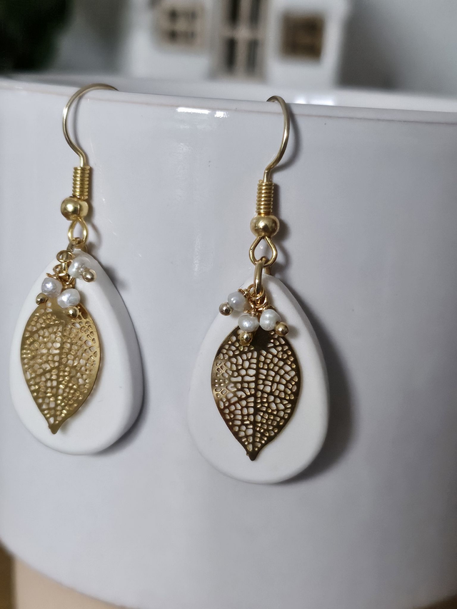 Boucles d&#039;oreilles feuilles dorées et nacres