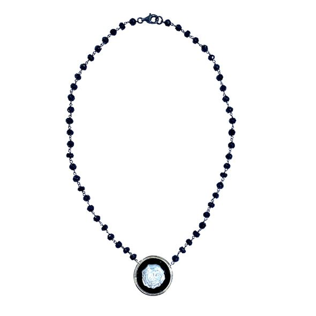 Collana cammeo con rosa in madreperla su onice modello modello 0418