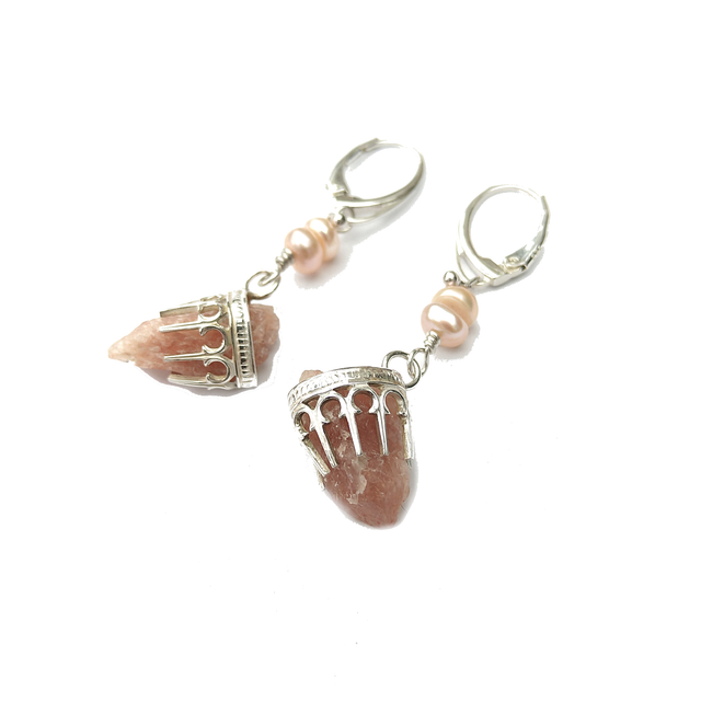 Oorbellen met ruwe zonnesteen en parel