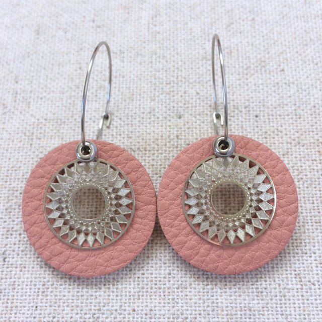 Boucles d’oreilles « Rondo » argentées, cuir vieux rose + estampe 