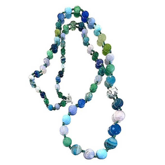 Collana lunga con sfere a gradazione