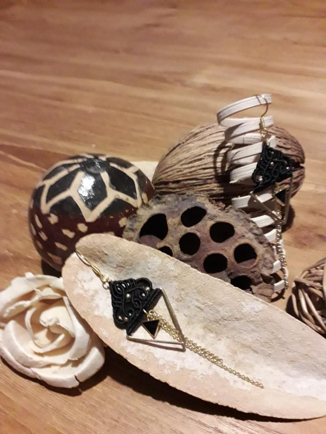 Boucles d’oreilles pendantes triangle en macramé noir et perles dorées – Style bohème chic