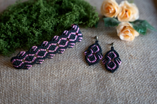 Parure de bijoux en micro-macramé rose et noir