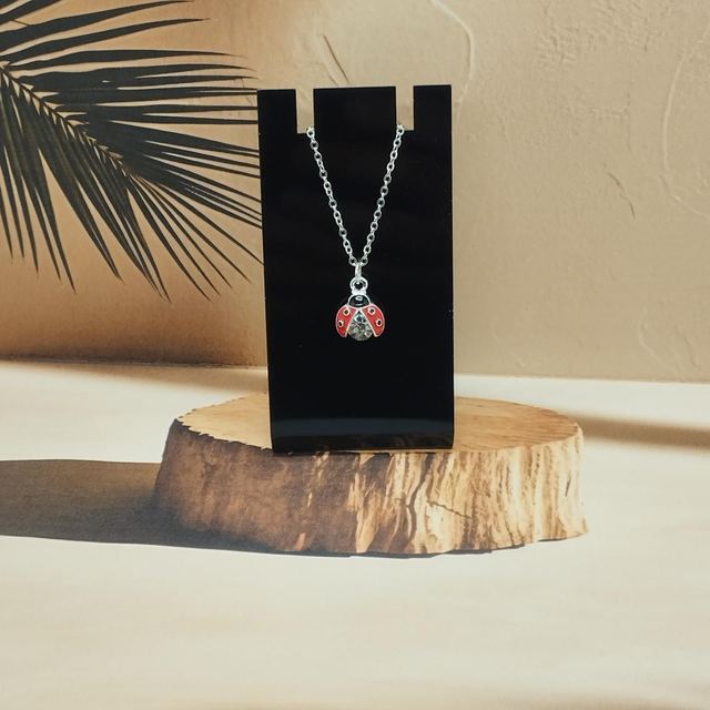 Chaîne doré avec pendentif la coccinelle enchantée. Collection Vincenz'o bijoux. 