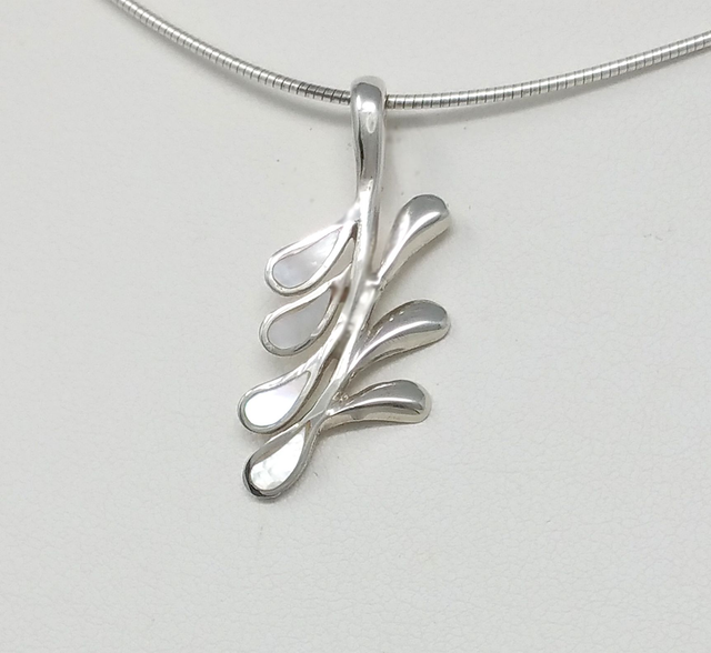 PENDENTIF FEUILLES NACRE BLANCHE ARGENT MASSIF - VENDU SANS CHAINE - 4493