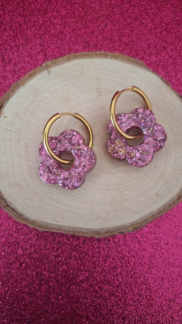 Créoles dorées grandes fleurs paillettes roses et feuilles d’or 