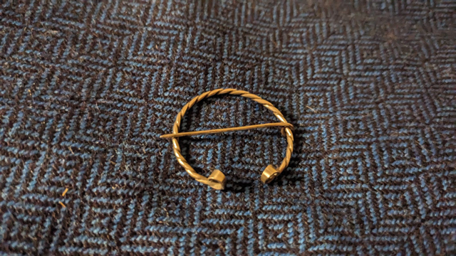 Fine silver penannular brooch