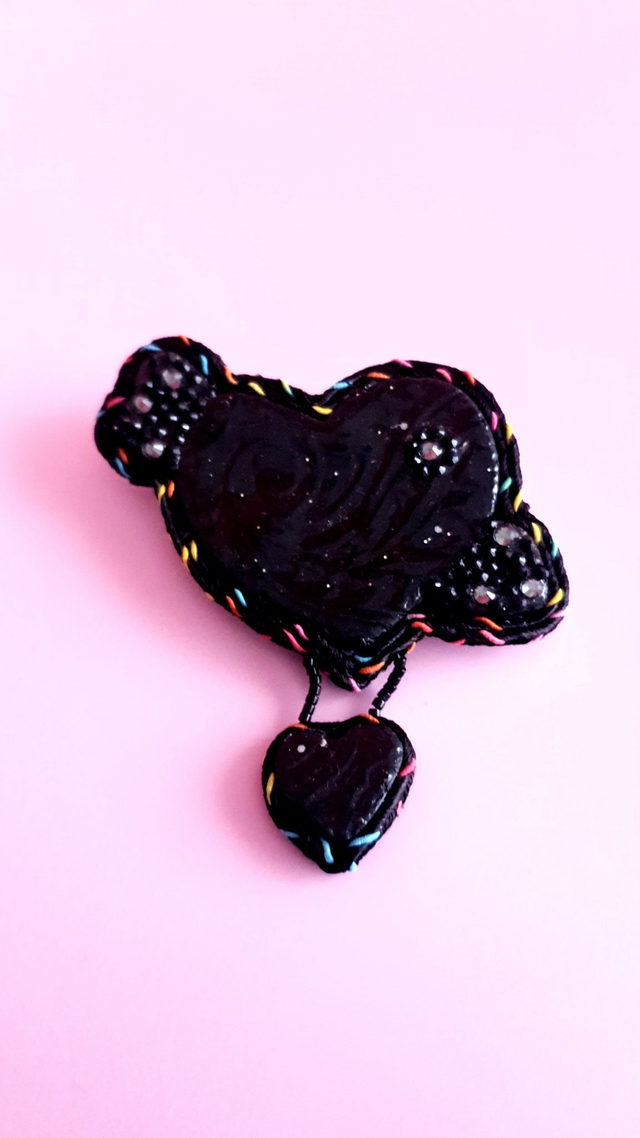 Broche Coups de coeur noir vernis