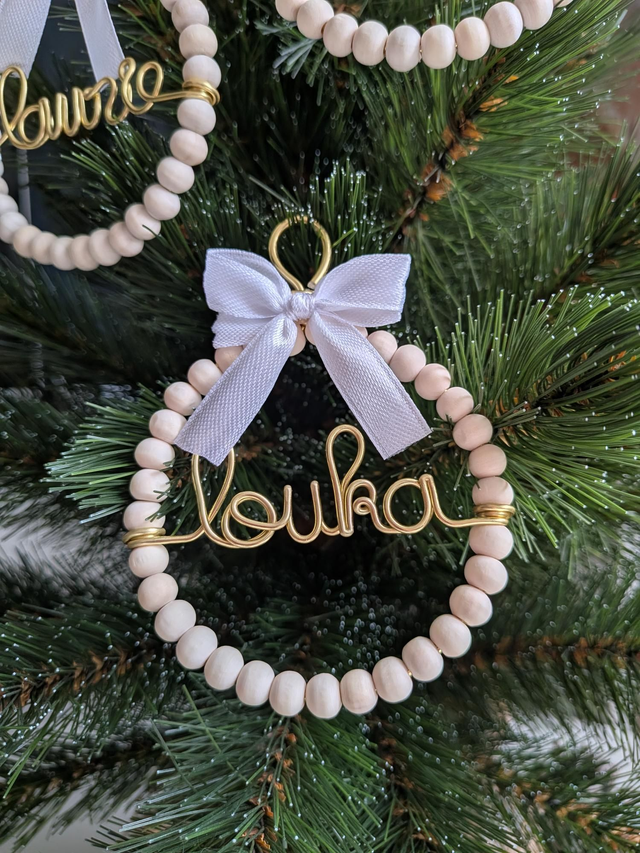 Boule de Noël perles bois personnalisée - Boule de Noël prénom personnalisée – Cadeau fin d'année – Noël blanc - Noël en famille