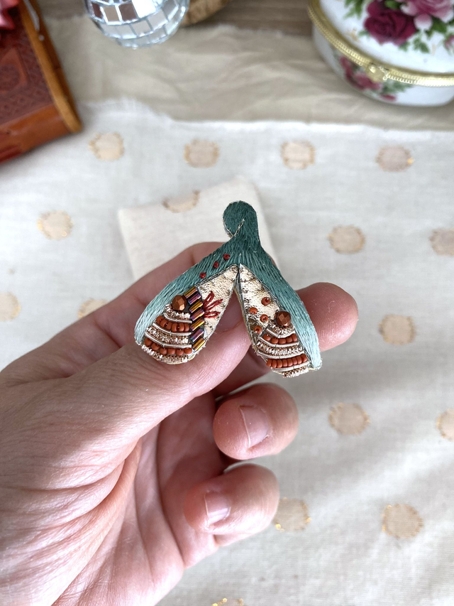 Broche brodée clitoris dégradé vert eucalyptus