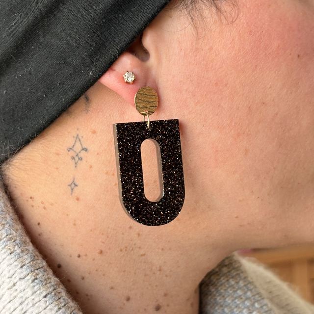 Boucles d’oreilles résine pailletées rouge et acier inoxydable