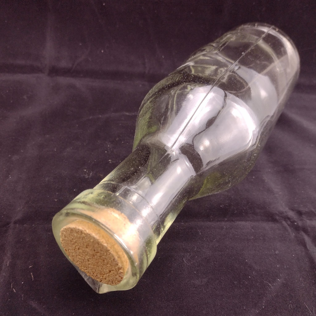 The Milk Protector | Melklfles &#039;Absolutely Pure Milk&#039; Schenktuit Afsluitkurk Transparant glas (diameter 9,0 cm | hoogte 29,0 cm) | Vintage