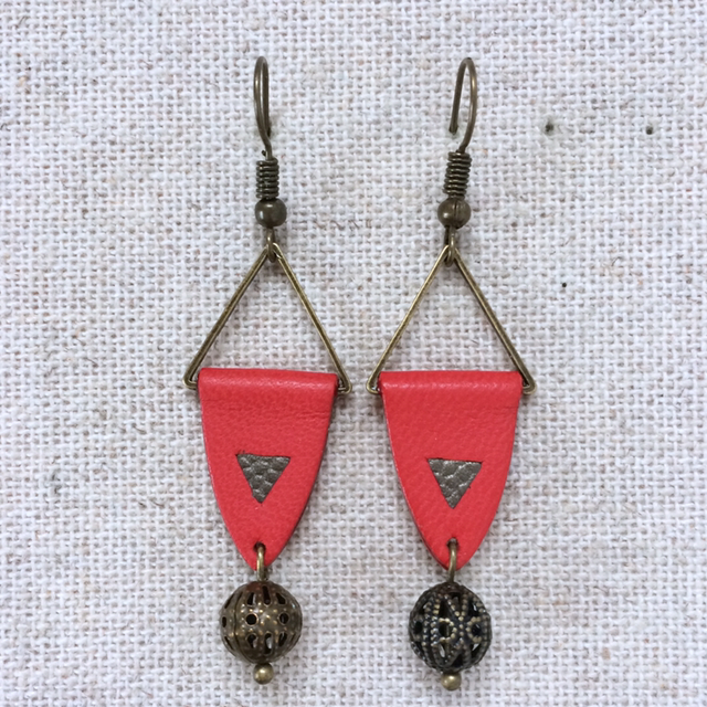 Boucles d’oreilles « Clé d’Ut » bronze, cuir vermillon et bronze